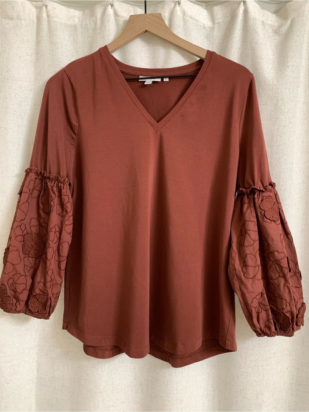 Chico's V-Neck Balloon Sleeve Top in Rusty Terracotta Floral Appliqué Large